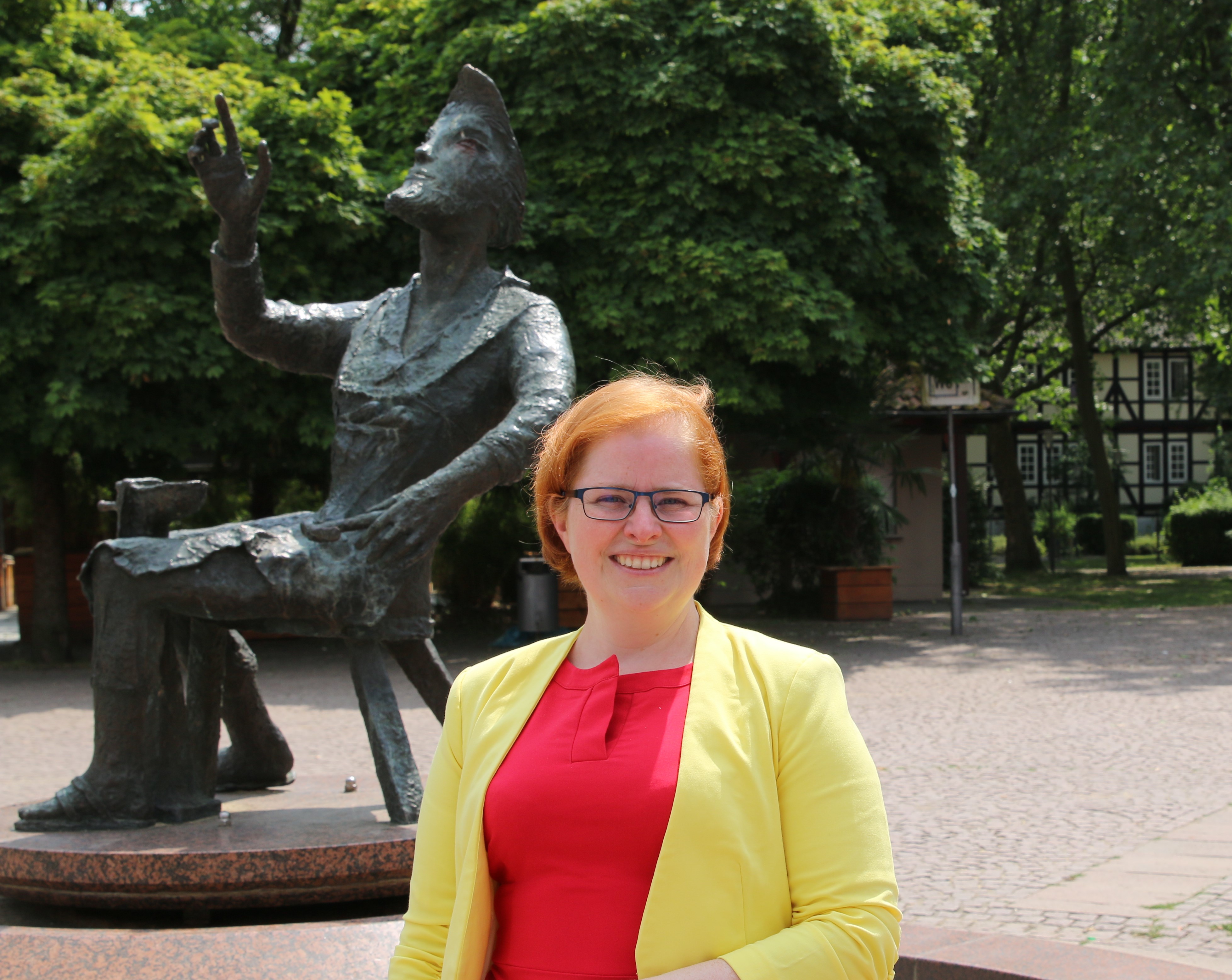 Ratsfrau Anika Lilienthal vor dem Wicken-Thies Brunnen auf dem Spittaplatz