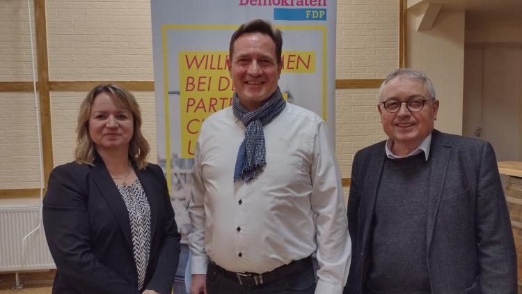 Die Vorsitzenden der FDP-Ortsverbände Lehrte und Burgdorf-Uetze gratulieren dem Kandidaten