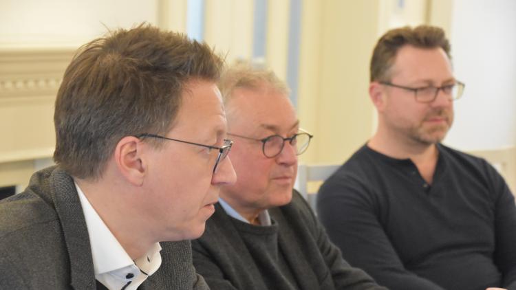Lindner, Poesch, Schrader in Diskussion